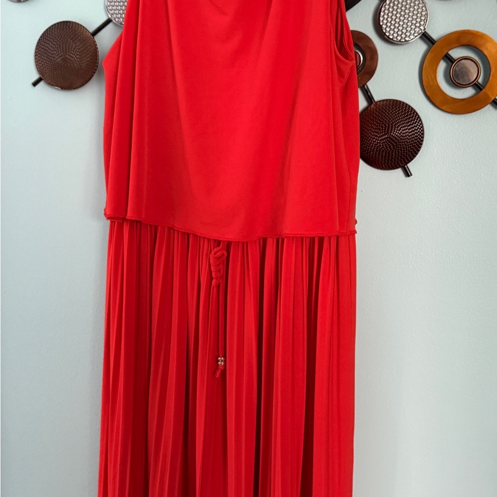 Ivanka Trump - Elegant Red Sleeveless Dress
